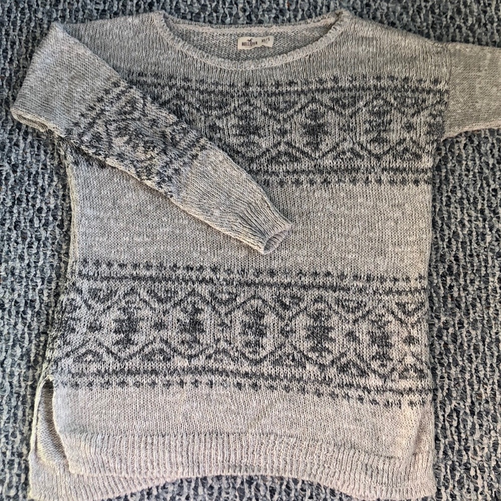 Vanilla and black patterned hollister sweater